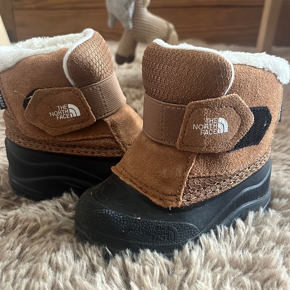 North Face waterproof snow boots size 5